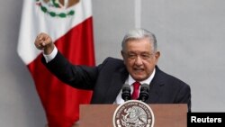 El presidente de México, Andrés Manuel López Obrador, gesticula mientras habla durante un evento para conmemorar el 85 aniversario de la expropiación de empresas petroleras extranjeras, en la Ciudad de México, el 18 de marzo de 2023.