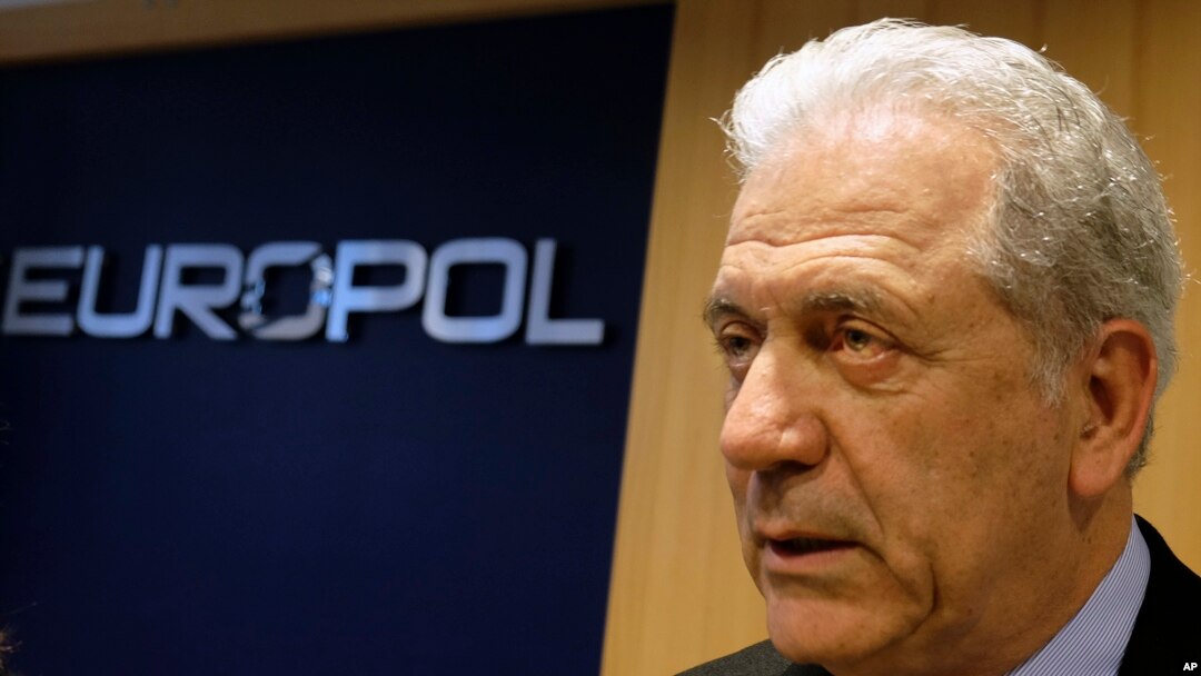 Dimitris Avramopoulos, Komisioner Uni Eropa untuk Migrasi, Dalam Negeri dan Kewarganegaraan, di kantor pusat Europol di Den Haag, Belanda (10/2). (AP/Mike Corder)