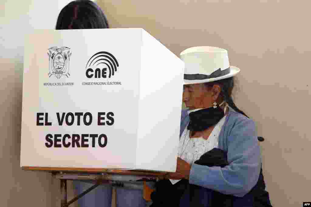 &quot;Chola cuencana&quot; -mujer campesina de Cuenca- emite su voto en el colegio Fausto Molina durante las Elecciones Presidenciales 2021, en Cuenca, Ecuador, el 7 de febrero de 2021.