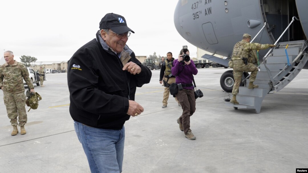 Menhan AS Leon Panetta bersiap untuk memberikan sambutan di depan para tentara AS sebelum memasuki pesawatnya di bandara Kandahar, Afghanistan (13/12). Pembom bunuh diri menewaskan seorang tentara AS dan dua warga sipil Afghanistan beberapa jam setelah Menhan AS meninggalkan Kandahar, Kamis (13/12).
