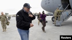 Menhan AS Leon Panetta bersiap untuk memberikan sambutan di depan para tentara AS sebelum memasuki pesawatnya di bandara Kandahar, Afghanistan (13/12). Pembom bunuh diri menewaskan seorang tentara AS dan dua warga sipil Afghanistan beberapa jam setelah Menhan AS meninggalkan Kandahar, Kamis (13/12).