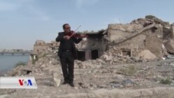 موزیکژەنێکی موسڵ بە ژەنینی کەمانەکەی خەمەکانی سەر دڵی سووک دەکات