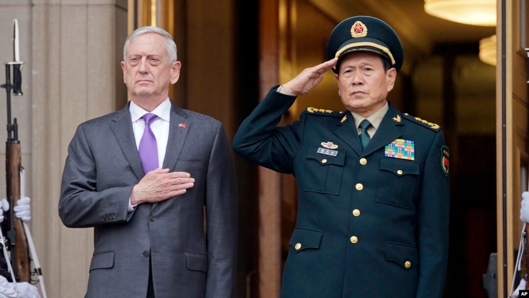 Menteri Pertahanan AS James Mattis (kiri) dan Menhan China Wei Fenghe dalam upacara penyambutan di Pentagon, Jumat (9/11).