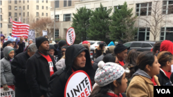 Moun ki soti toupatou nan Etazini manifeste nan Washington, D.C., samdi 14 janvye 2017 la pou montre sipò yo pou dwa imigran, refijye ak kominote Mizilman yo, kèk jou sèlman avan inogirasyon Prezidan-eli Donald Trump nan Lamezon Blanch Vandredi 20 janvye kap vini an. (A. Barros/VOA)