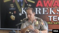 Kepala Biro Penerangan Masyarakat Polri Brigadir Jenderal Polisi Boy Rafli Amar dalam konferensi pers terkait teror di Poso (Foto: VOA/Andylala)