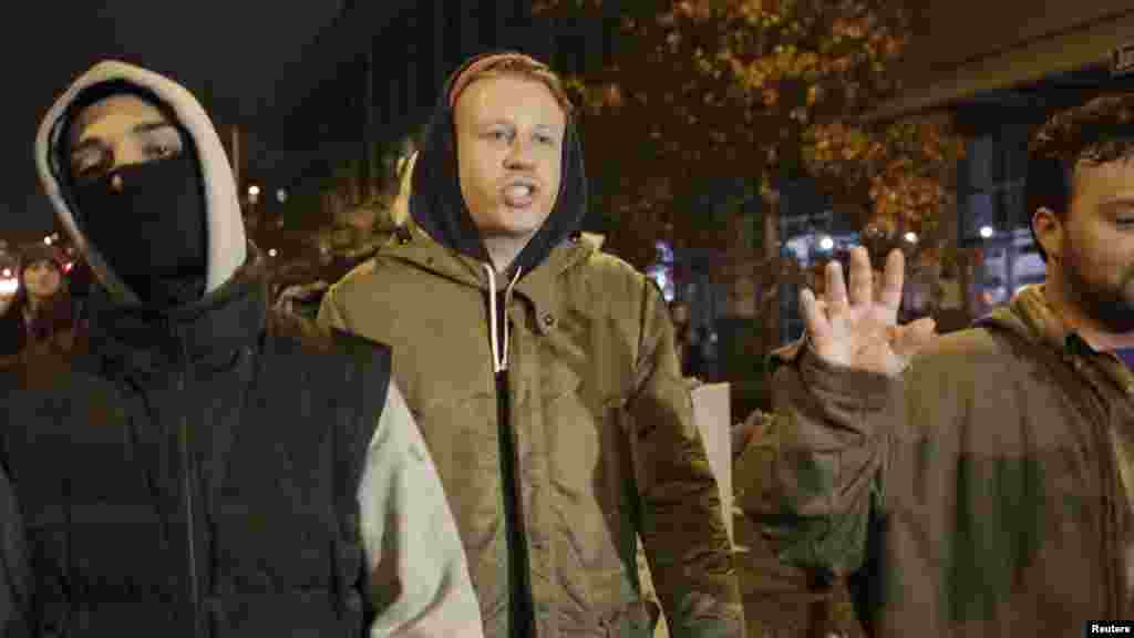 Le rapper Macklemore marche avec manifestants après la grande décision du jury dans la fusillade mortelle de Michael Brown, à Seattle, Washington, le 24 novembre 2014.