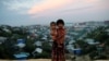 Anak pengungsi Rohingya berpose di kamp Balukhall, di Cox's Bazar, Bangladesh, 15 November 2018. (Foto: Mohammad Ponir Hossain/Reuters)