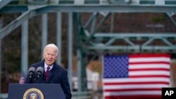 Presiden AS Joe Biden berbicara dalam kunjungannya ke jembatan NH 175 bridge yang berada di atas sungai Pemigewasset di Woodstock, New Haven, pada 16 November 2021, untuk mempromosikan program rencana belanja infrasturkturnya. (Foto: AP/Evan Vucci)