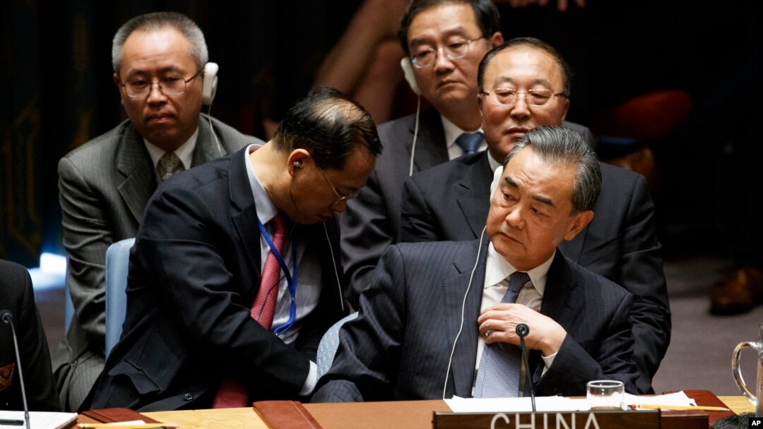 Menteri Luar Negeri China Wang Yi mendengarkan pidato Presiden Trump di hadapan Sidang Dewan Keamanan PBB di Markas Besar PBB, New York (26/9).