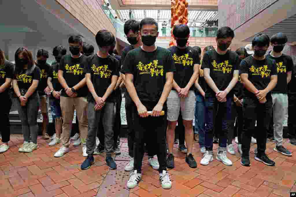 یک دقیقه سکوت دانشجویان دانشگاه هنگ‌کنگ در مقابل مجسمه &#171;ستون شرم&#187; به احترام قربانیان سرکوب میدان تیان‌آن‌من در سال ‍۱۹۸۹ 