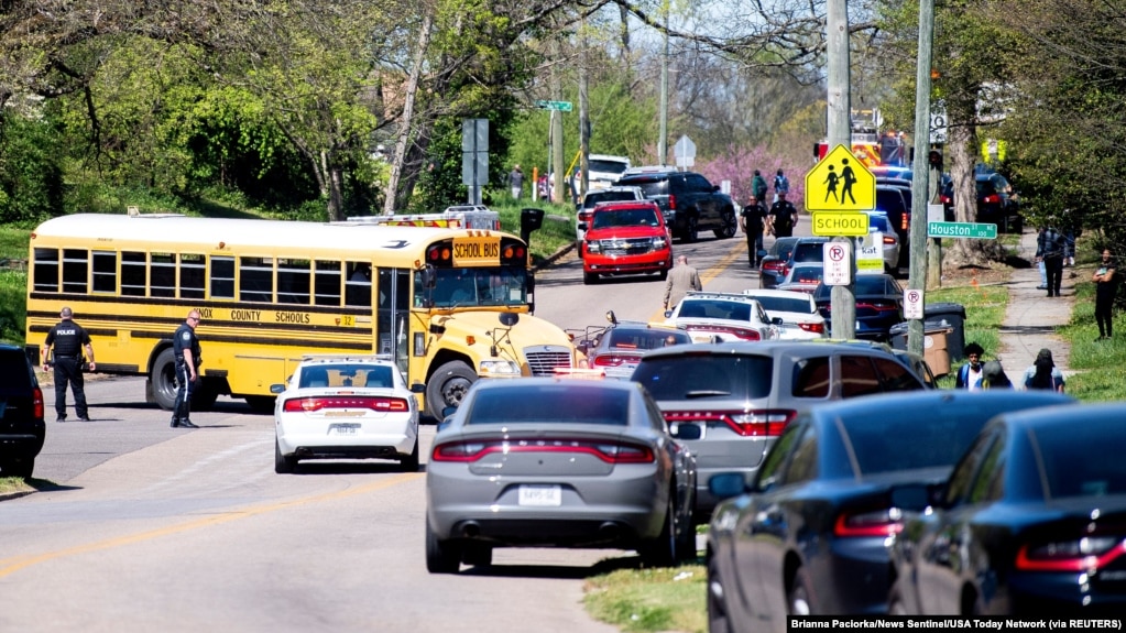 Polisi mengamankan lokasi terjadinya penembakan di SMA "Austin-East Magnet" di kota Knoxville, Tennessee timur hari Senin (12/4).