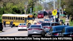 Polisi mengamankan lokasi terjadinya penembakan di SMA "Austin-East Magnet" di kota Knoxville, Tennessee timur hari Senin (12/4).
