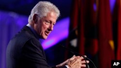 El expresidente Clinton, es reconocido por la creación de la Fundación Clinton tras concluir su segunda mandato presidencial.