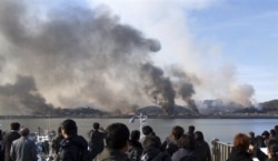 2010년 11월 23일 북한이 포격을 가해 화염이 솟는 경기도 연평도.