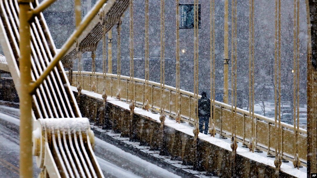 Suasana di jembatan Rachel Carson kota Pittsburgh pada Rabu sore ketika salju mulai turun (20/1).