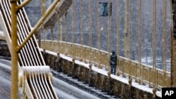 Suasana di jembatan Rachel Carson kota Pittsburgh pada Rabu sore ketika salju mulai turun (20/1).