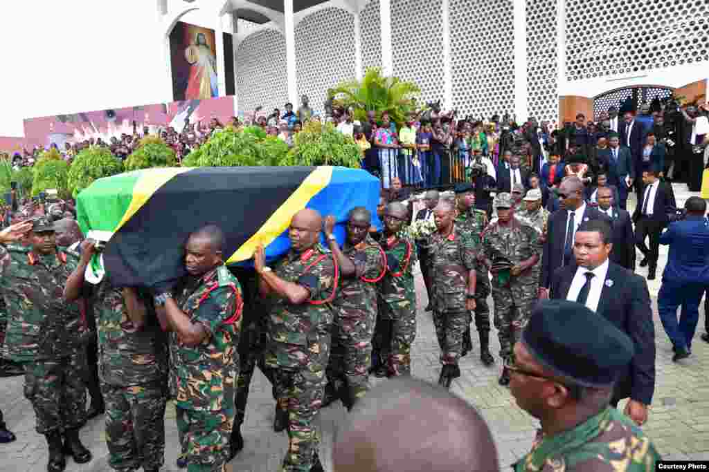 Jeneza lenye Mwili wa Aliyekuwa Rais wa Jamhuri ya Muungano wa Tanzania katika Awamu ya tano Dkt. John Pombe Magufuli ukitolewa katika Kanisa Katoliki la Mtakatifu Petro Oysterbay kuelekea uwanja wa Taifa kwa ajili ya kuagwa na viongozi mbalimbali wa mkoa wa Dar es Salaam. Picha na Ikulu.