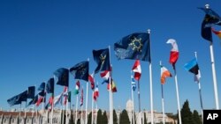 Las banderas de los países de la Unión Europea ondean fuera del Centro Cultural de Belem en Lisboa. Enero 5, 2021. [Foto: AP]
