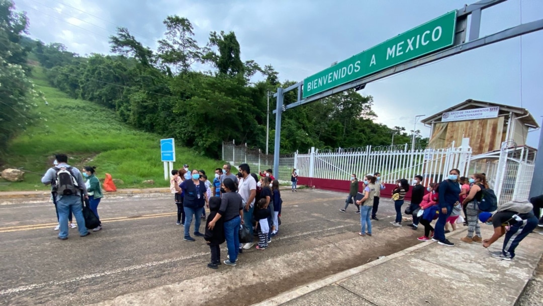 Deportados continúan llegando a un punto remoto de la frontera guatemalteca