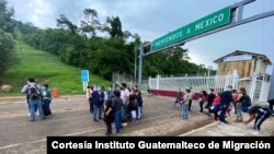 Los migrantes se reúnen en las inmediaciones de la frontera dentre Guatemala y México, en la localidad guatemalteca de El Ceibo. Foto cortesía del Instituto Guatemalteco de Migración.