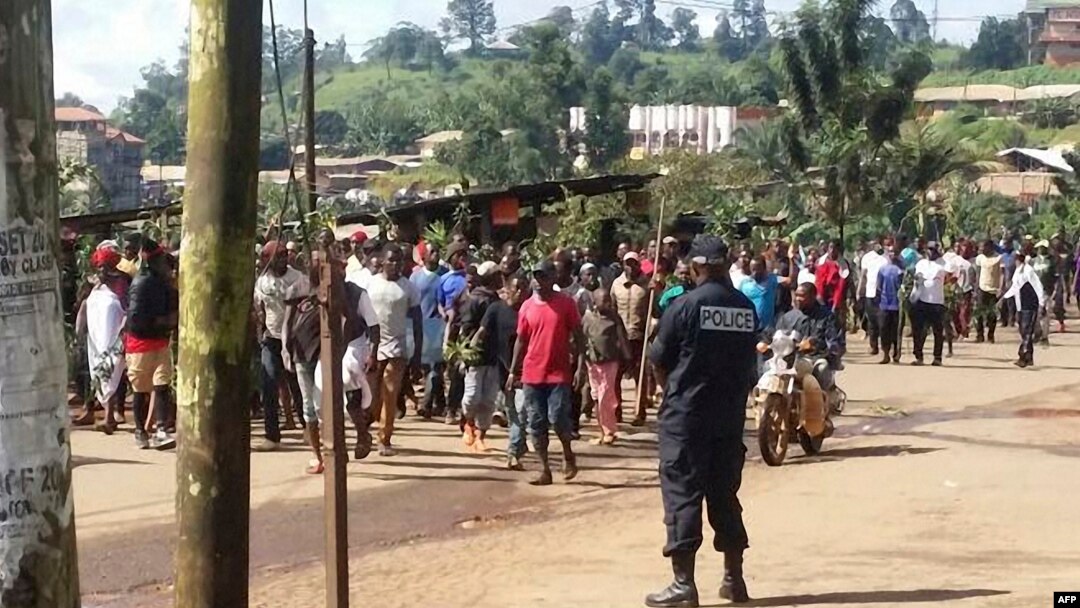 Bamwe mu bakozi bo muri Kameruni mu myigaragambyo.