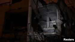 ساختمانی که پس از برخورد موشک‌های شلیک شده جمهوری اسلامی در رمت گان، اسرائیل، آسیب دیده است