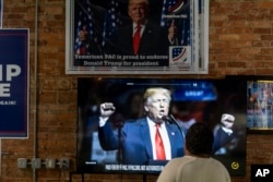 Iklan calon presiden dari Partai Republik, mantan Presiden Donald Trump, di kantor kampanyenya pada malam sebelum pemilu umum, Senin, 4 November 2024, di Hamtramck, Michigan. (Foto: AP/David Goldman)