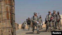 Estados Unidos tiene aproximadamente 5,000 soldados estacionados en Irak que apoyan y asesoran a las fuerzas iraquíes en la lucha actual contra los militantes del Estado Islámico (EI).