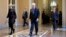 El líder de la mayoría republicana del Senado, Mitch McConnell, camina por el Capitolio durante una pausa en las negociaciones para el paquete de ayuda económica, el 24 de marzo de 2020.