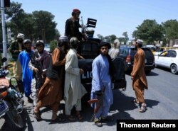Fuerzas talibanes patrullan una calle en Herat, Afganistán, el 14 de agosto de 2021.
