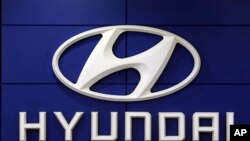 Logo Hyundai Motor Co terlihat di showroom-nya di Seoul, Korea Selatan, Kamis, 26 Juli 2018. (Foto: AP)