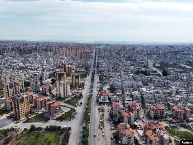 Pasukan keamanan Suriah bertempur melawan pemberontakan yang dimulai oleh pejuang dari sekte Alawite milik pemimpin terguling Bashar al-Assad, di Latakia, Suriah, 7 Maret 2025. (Foto: Reuters)