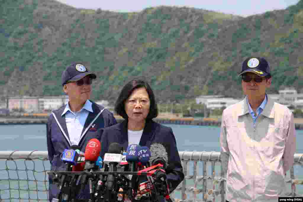 台湾总统蔡英文在海军苏澳基地视察台湾海军。（美国之音杨明拍摄）