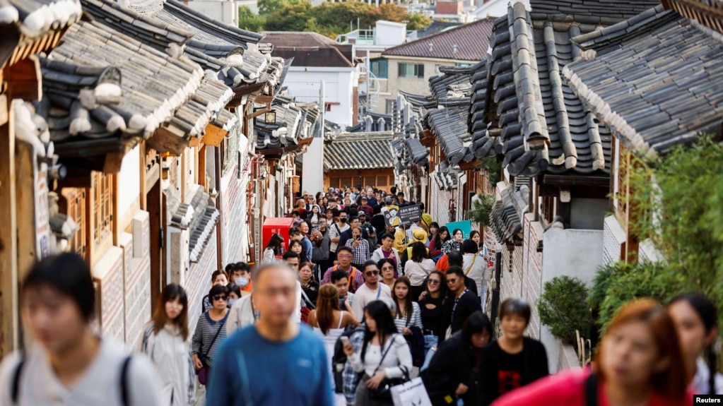 A large crowd of tourists walks through Bukchon Hanok Village in Seoul, South Korea, October 25, 2024. (REUTERS/Kim Soo-hyeon )