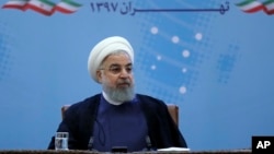 Dans cette photo officielle de la présidence iranienne, Hassan Rouhani assiste à une réunion avec un groupe de fonctionnaires du ministère des Affaires étrangères à Téhéran, Iran, le 22 juillet 2018. 