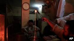 Pakistanski zlatar Muhamad Džaved izradjuje zlatni nakid u Karačiju. 