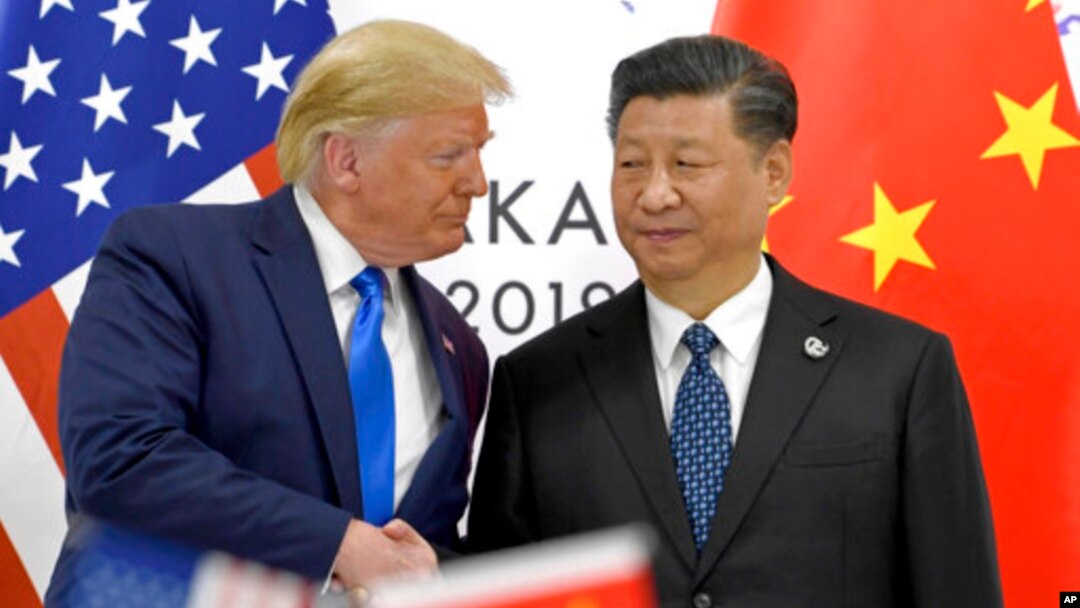 Presiden AS Donald Trump dan Presiden China Xi Jinping dalam pertemuan di sela KTT G20 di Osaka, 29 Juni 2019 (foto: dok). 