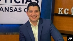 ARCHIVO - Esta fotografía proporcionada por Telemundo Kansas City muestra al reportero mexicano Adán Manzano.