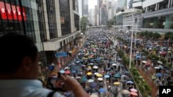 香港民众星期天（10月6日）继续冒雨抗议禁蒙面法。