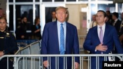El expresidente Donald Trump junto al abogado Todd Blanche mientras habla antes de ingresar a la sala del tribunal en el segundo día de su juicio en el Tribunal Penal de Manhattan, Nueva York, EEUU, el 16 de abril de 2024.
