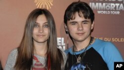 Paris Jackson acompañada por Prince Michael Jackson.