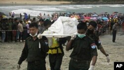 Petugas penyelamat membawa jenazah yang berhasil ditemukan oleh perahu nelayan di perairan lepas pantai desa San Hlan, kota Laung Lone, Myanmar Selatan, Kamis, 8 Juni 2017 (foto: AP Photo/Esther Htusan)