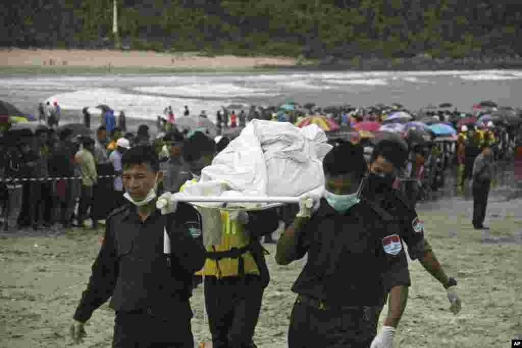 تشییع اجساد قربانیان سقوط هواپیمای در میانمار. در این حادثه ۱۲۲ نفر از جمله ۱۵ کودک جان خود را از دست دادند.