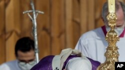 El papa Francisco celebra misa en el estadio Franso Hariri, en Erbil, Irak, el domingo 7 de marzo de 2021.