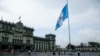 ARCHIVO - Las personas caminan en la Plaza de la Constitución en la Ciudad de Guatemala, en la capital, el martes 4 de septiembre de 2018.