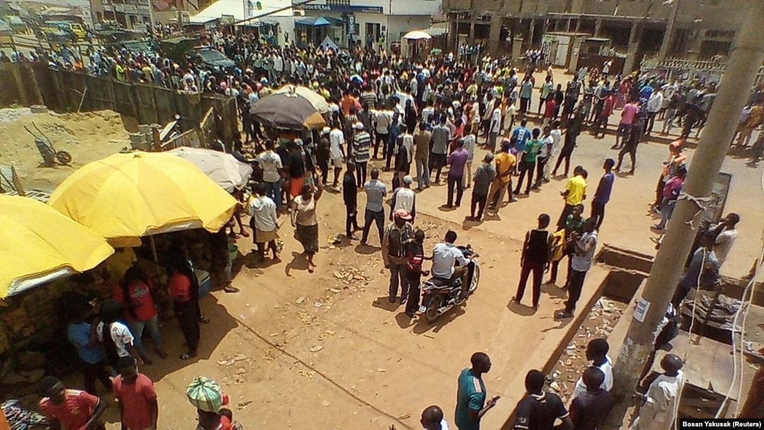 Orang-orang turun ke jalan Kaduna untuk memprotes penculikan semalam di daerah pemerintah daerah Chikun Kaduna, Nigeria 8 Juli 2021. (Foto: REUTERS/Bosan Yakusak)