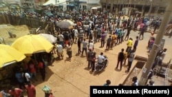 Orang-orang turun ke jalan Kaduna untuk memprotes penculikan semalam di daerah pemerintah daerah Chikun Kaduna, Nigeria 8 Juli 2021. (Foto: REUTERS/Bosan Yakusak)