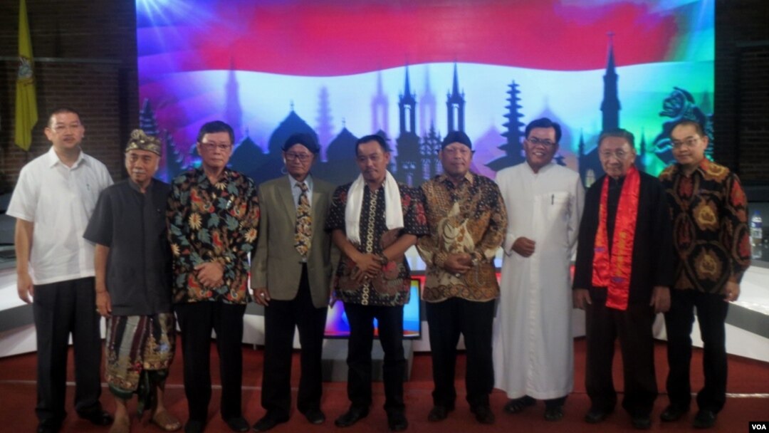 Para pemuka agama di Surabaya berdialog mengenai "Surga Milik Siapa" di Kampus UKWMS sebagai upaya merekatkan persatuan dan kesatuan di kalangan umat beragama di Indonesia. (Foto: VOA/Petrus Riski).