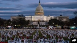 Acara penghormatan warga Iran yang diduga dibunuh oleh pemerintah mereka di tengah protes yang berlangsung di Iran di National Mall pada Sabtu, 17 Desember 2022, di Washington, AS. (Foto: AP)