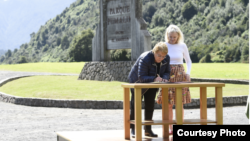 Chilean President Michelle Bachelet and Kristine McDivitt Tompkins sign an agreement on the donation of 1 million acres for new national parks, on the edge of South America’s famed Pumalín Park, March 15, 2107. (Chilean Government photo) 